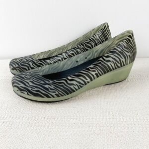 CROCS Carlisa Animal Print Zebra Wedge slip on Sandals Womens size 10